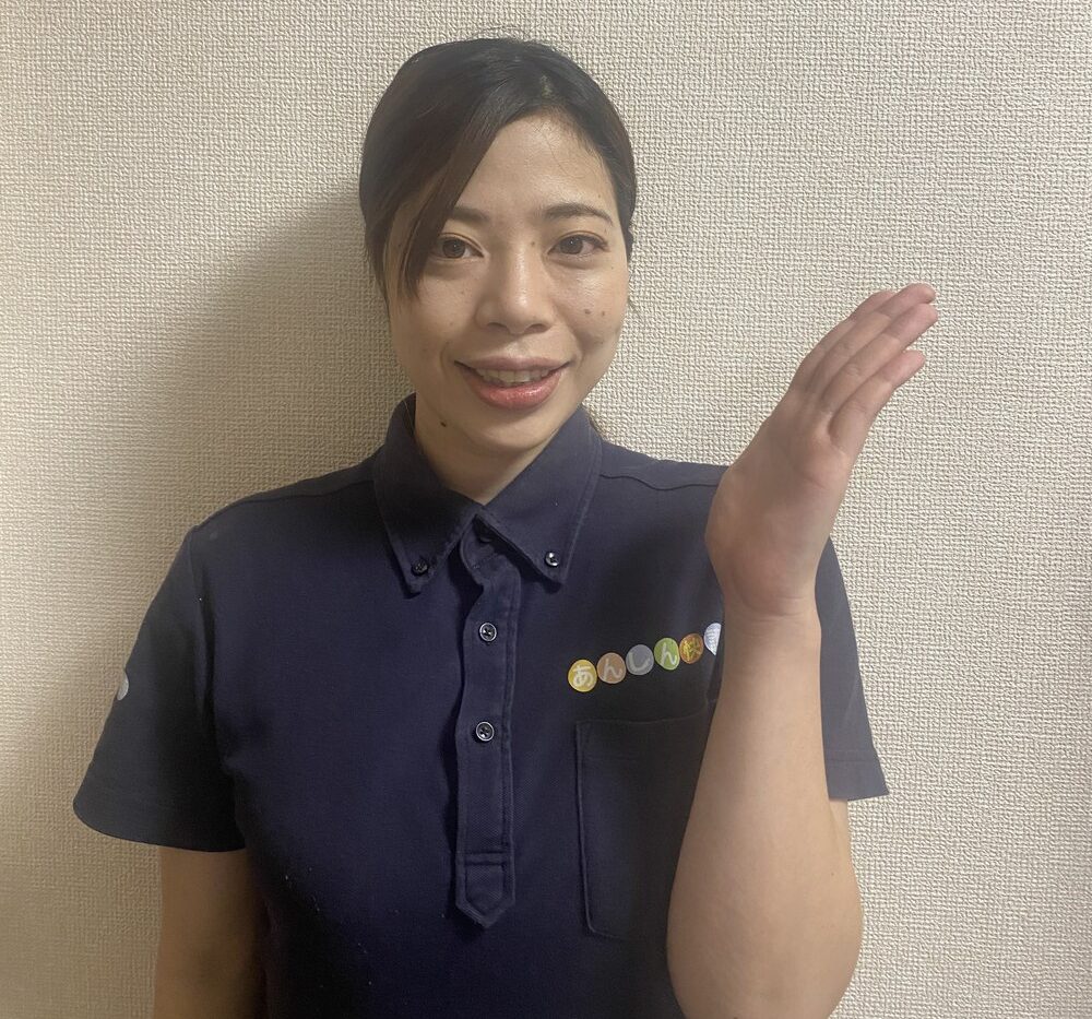 施設の確認ポイントを説明する理学療法士の後藤