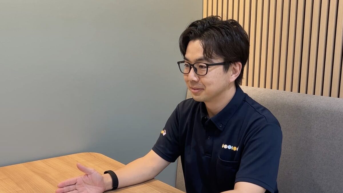 施設選びのポイントを説明する理学療法士の林