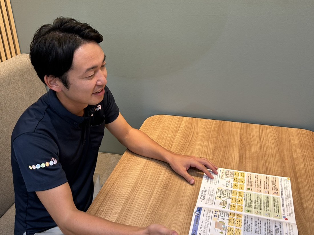 施設の種類と特徴を説明する理学療法士の石橋