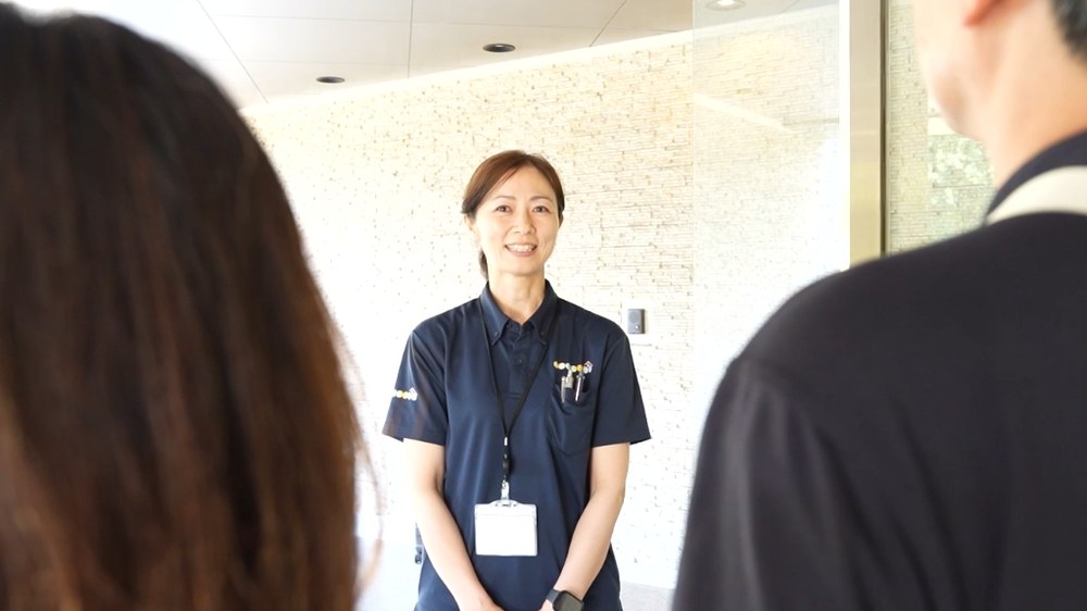 施設見学でご家族に付き添う理学療法士の木原