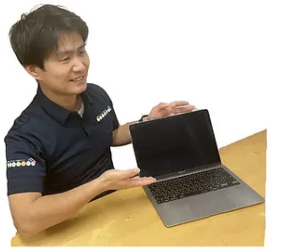 施設情報を確認する理学療法士の三橋