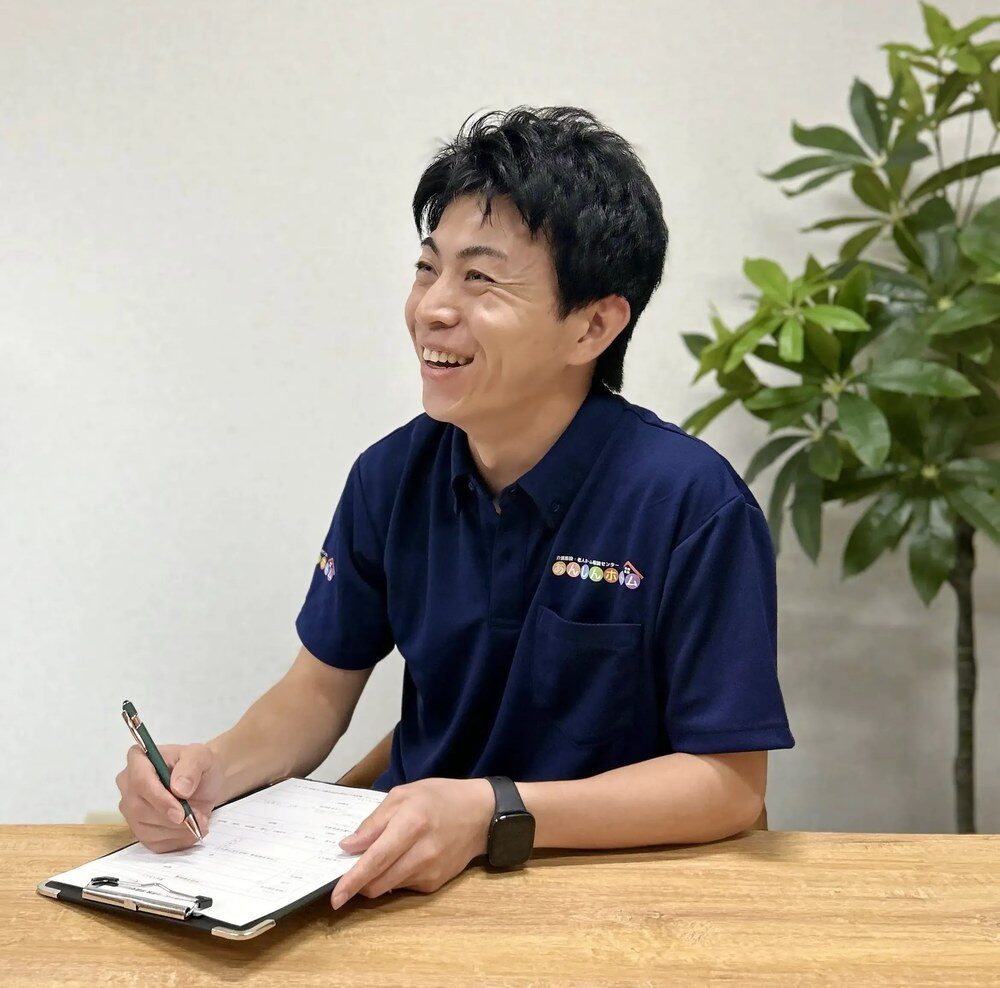 ご相談内容を伺う理学療法士の岡村
