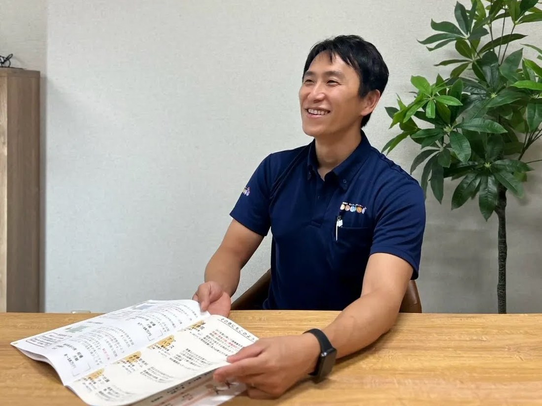 施設の種類と特徴を説明する理学療法士の佐藤