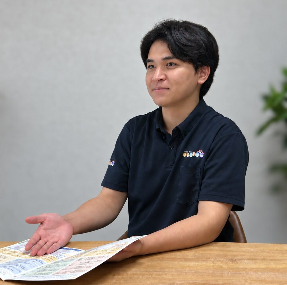 施設の種類と特徴を説明する理学療法士の下村